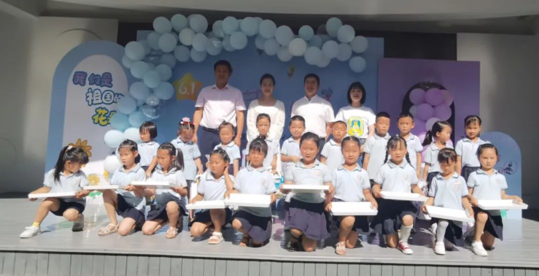 大手拉小手 关敬重生长——公司与新圩学校、新圩第一、第二中心幼儿园开展“六一”儿童节关爱活动_赢天堂