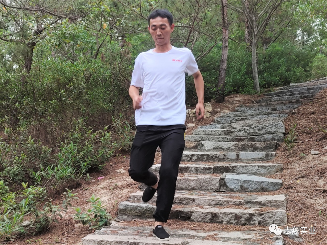 公司举行庆五一爬山角逐暨劳模表扬活动_赢天堂