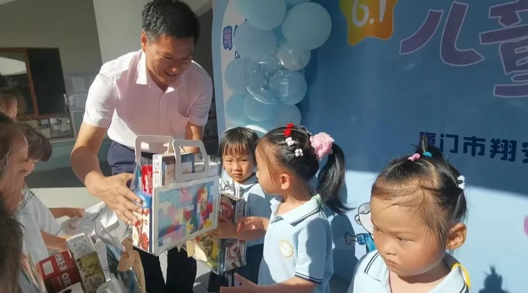 大手拉小手 关敬重生长——公司与新圩学校、新圩第一、第二中心幼儿园开展“六一”儿童节关爱活动_赢天堂