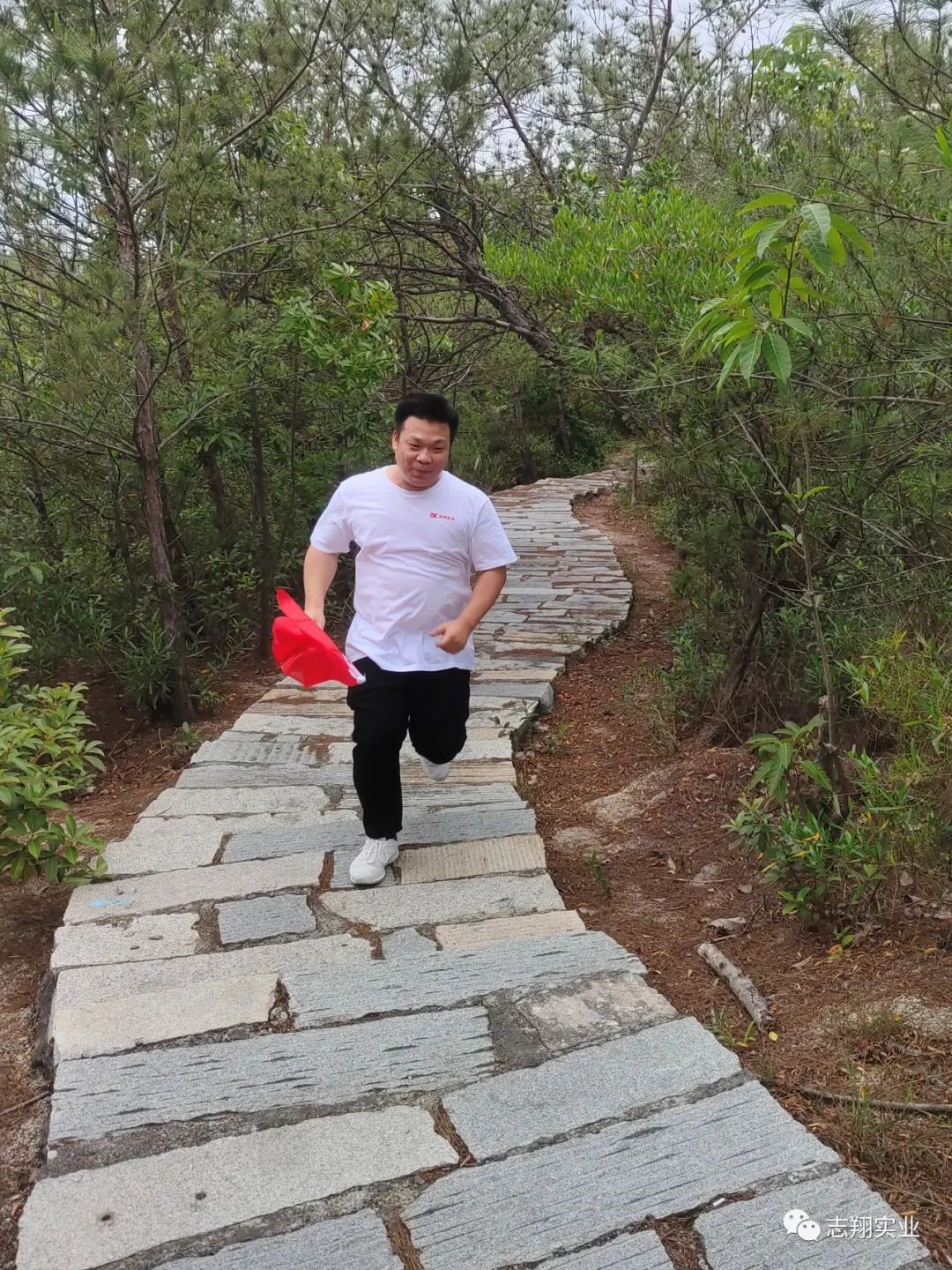 公司举行庆五一爬山角逐暨劳模表扬活动_赢天堂
