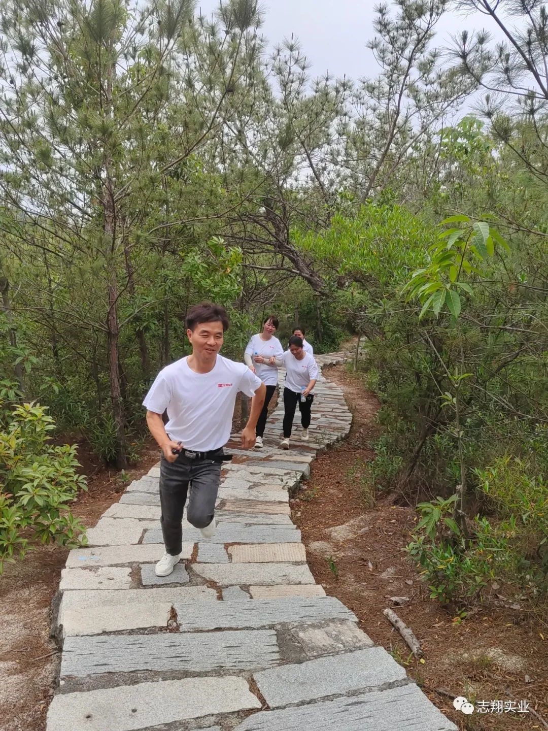 公司举行庆五一爬山角逐暨劳模表扬活动_赢天堂